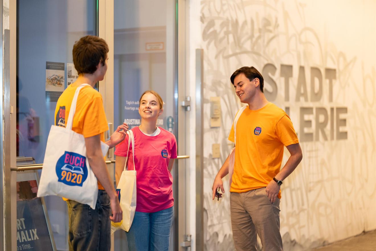 Drei junge Leute mit BUCH 9020-T-Shirts vor der Stadtgalerie