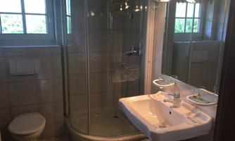 Das Badezimmer mit Dusche und WC