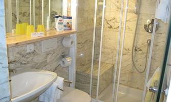 Badezimmer mit Dusche