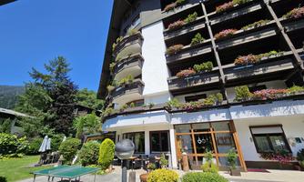 A charming hotel with a greened courtyard. The area is well-maintained and offers a relaxed atmosphere.