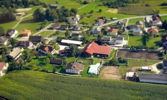 A small rural community with houses and green fields. The surroundings are enveloped by nature, ideal for peace and relaxation.