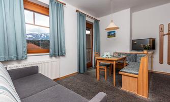 Sitzecke und Schlafcouch Appartements Mirnock