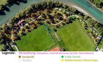 An aerial view of a campsite with different areas such as administration, canoe bay, and pitches. The map shows the arrangement of mobile homes, e-bike rental, and parking spaces.
