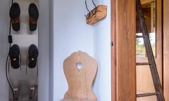 Here you can dry or warm your ski and hiking boots.