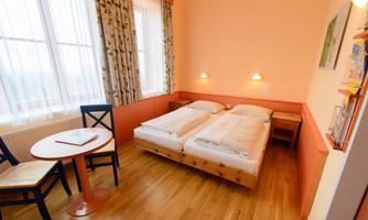 doppelbett-doppelzimmer-jufa-hotel-nockberge-almer
