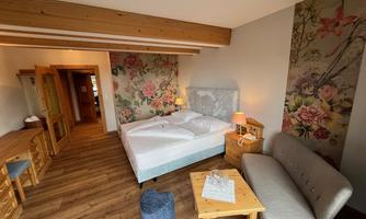 Country house coziness with a stylish bathroom, large balcony, and modern wallpapers. The garden view rooms face the breakfast garden, are particularly quiet, and also offer space for an additional child's bed.
