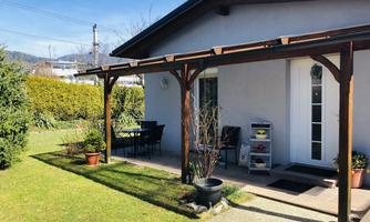 A quiet house with a covered terrace and a well-maintained garden. The furniture on the terrace invites you to relax outdoors.