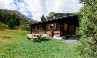Here you can see the hut when you walk the last few meters from the parked car.