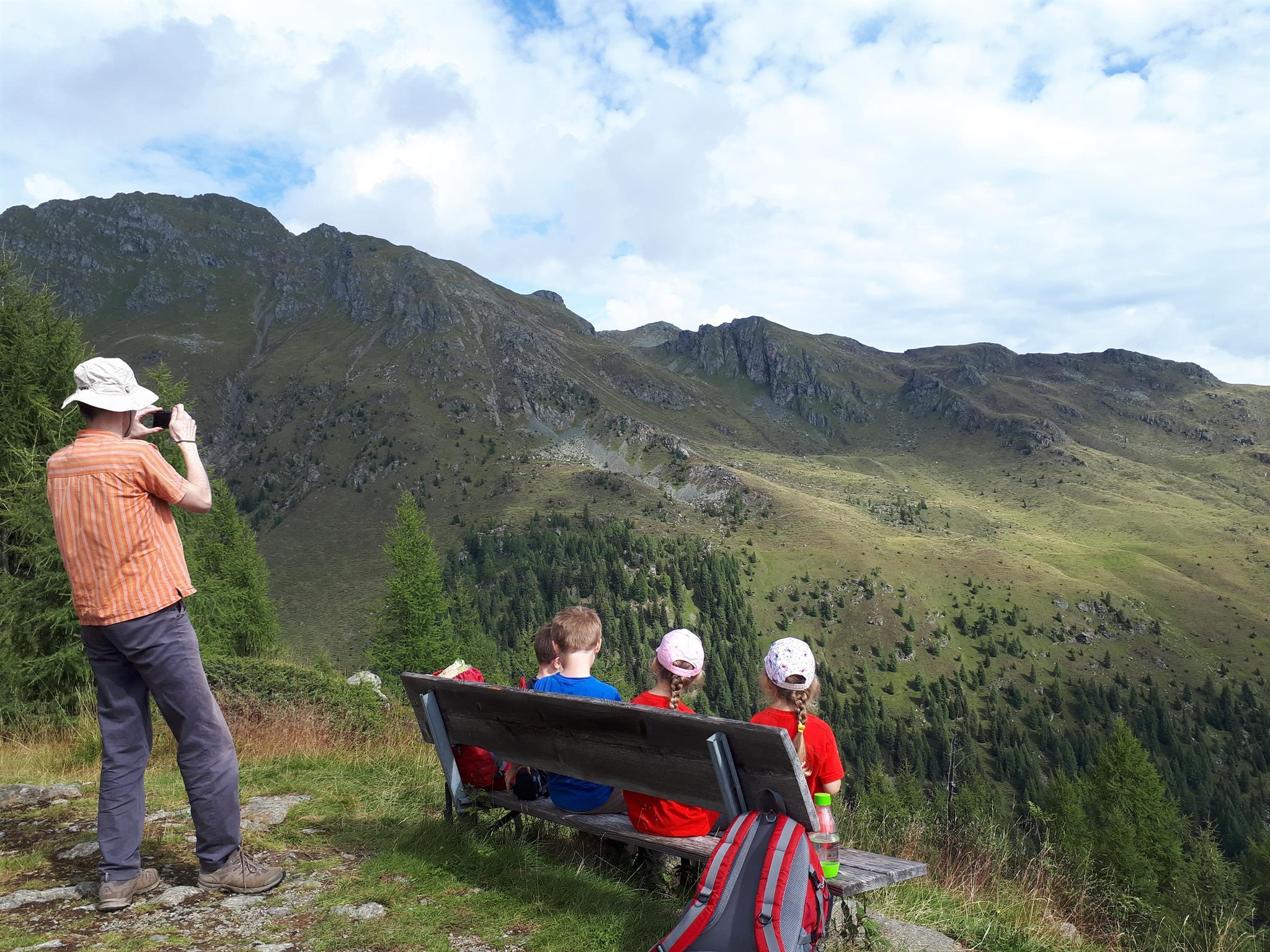 Familienwanderung auf der Emberger Alm