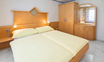 A bedroom with a double bed