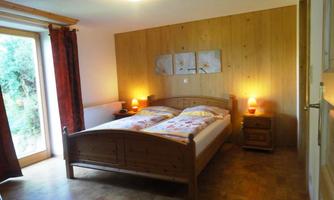 Schlafzimmer mit Doppelbett