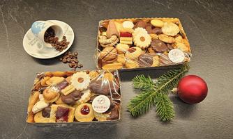 A lovingly assembled assortment of handcrafted Christmas cookies in elegant packaging – perfect as a gift or for personal indulgence.