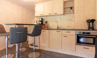 The lodges feature a comfortable eat-in kitchen, fully equipped with dishes, glasses, cutlery, and cookware. A dishwasher, stove with oven/microwave combination, coffee maker, and kettle provide everything you need for easy self-catering.