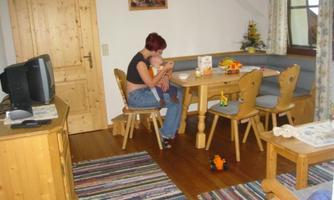 gemütlicher Wohnraum mit Balkon