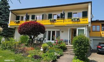 A beautiful family-friendly guesthouse, very centrally and quietly located, just a few steps from the lake, beautiful sunny terrace with extensive sunbathing area and colorful flower garden; free beach access.