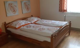 Schlafzimmer mit Doppelbett, Salvia
