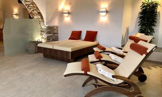 An elegant relaxation area with comfortable loungers and a modern ambiance. Soft lighting and a plant create a relaxed atmosphere.