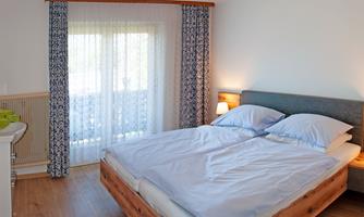 Landhaus-Widmeyer_Fewo5_Schlafzimmer-1