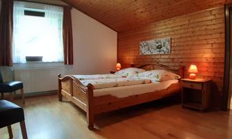 Cosmea Schlafzimmer mit Doppelbett