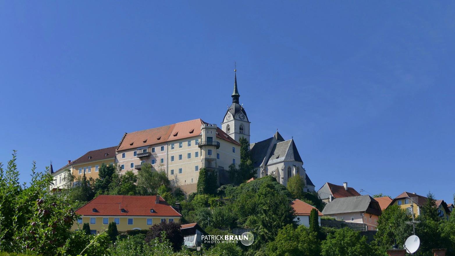 Schloss und Kirche von Riegersburg in der Steiermark vor blauem Himmel