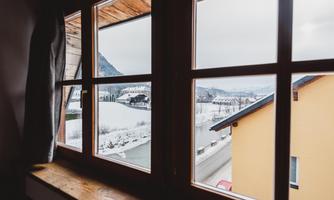 A view from a window of a snowy landscape. The surroundings are calm and invite relaxation.