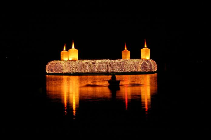 Schwimmender Adventkranz in der Engelstadt