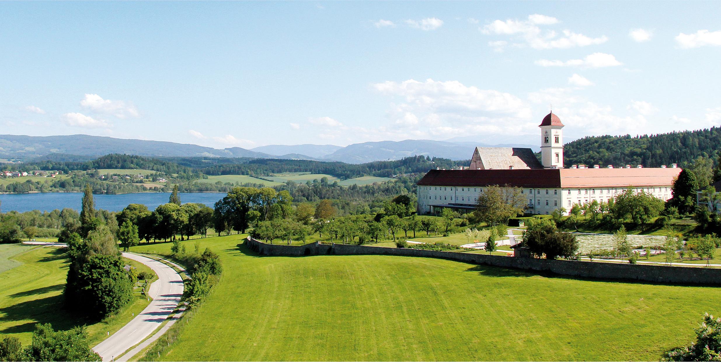 Stift St. Paul im Lavanttal mit See und Bergkulisse
