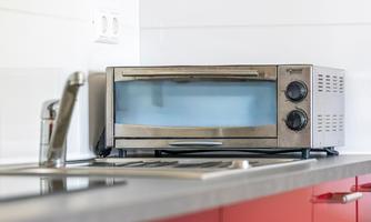 Practical mini oven on the countertop. Ideal for fresh rolls in the morning or a quick family pizza in the evening.