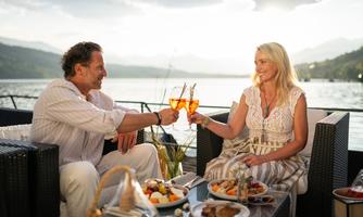 Ufer-Picknick am See Beispielbild