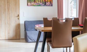 Open living space with dining table and additional sofa. Parents can relax while the children play or read. Everything in one room, everything in sight.