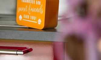 In the red kitchen, a small can with a saying awaits as a friendly greeting. Such details give the family nest a personal, warm touch.