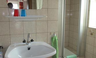 Badezimmer mit Dusche und WC