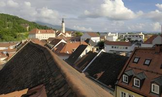 Enjoy the stunning view of the charming old town directly from one of our Executive Rooms. The view stretches over the historic rooftops of Wolfsberg all the way to the impressive St. Mark’s Church – a panorama that beautifully combines tradition and modernity.