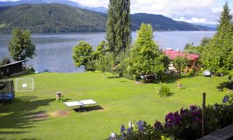 Blick vom Balkon auf See, Berge und Arial