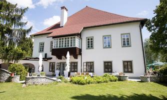 An elegant historical castle. The well-maintained garden is ideal for relaxing days outdoors.