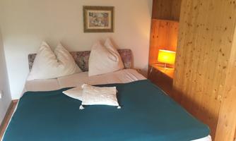 Schlafzimmer mit Vollholzmöbel