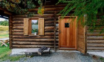 Main entrance to the cabin. You can only reach the last meters to the hut on foot.
