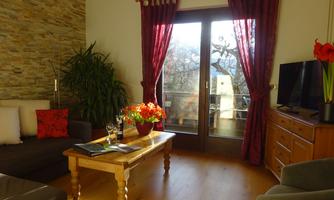 A welcoming living room in the vacation apartment PHLOX with a cozy (sleeping) couch and SMART-TV.