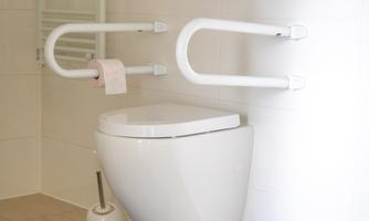 The toilet with sturdy grab bars offers additional safety and comfort, especially when mobility is a concern. This way, even grandparents feel well accommodated on family vacations.