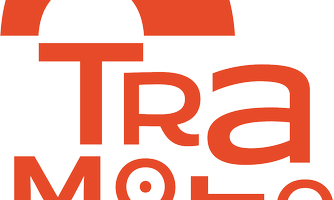 Ein modernes Logo in Orange, das den Namen "TraMoTo" zeigt. Es enthält geometrische Formen und eine stilisierte Bogenfigur.
