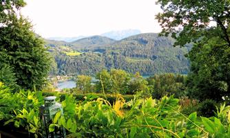 Lush green balcony with a view of Lake Millstatt and the surrounding mountains, the perfect place for quiet hours outdoors.