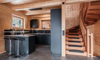 Chalet Typ Almsommer - Küche, Bar und Treppenhaus