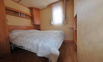 Schlafzimmer mit Doppelbett