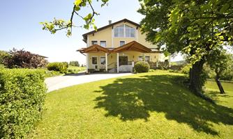 A cozy house with a large garden and plenty of greenery. The terrace invites you to relax.