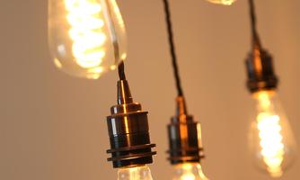 A group of decorative light bulbs hangs from the ceiling. They emit warm light and give the room a cozy atmosphere.