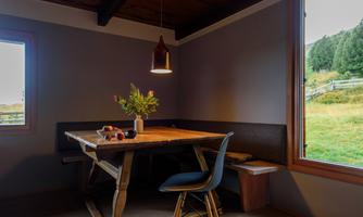 At the cozy dining table, everyone will find space to spend beautiful hours in the mountains.