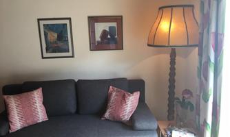 Komfortable, ausziehbare Couch im Wohn-Esszimmer
