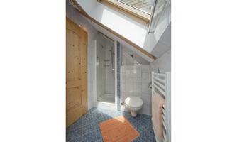 Badezimmer mit Dusche/WC