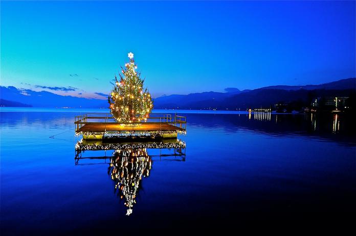 Schwimmender Christbaum am Stillen Advent