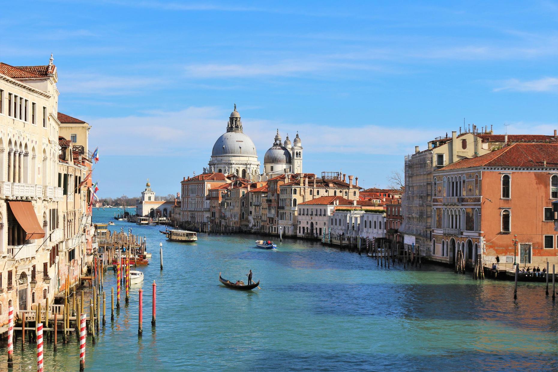 Venedig: Gondel auf dem Canal Grande vor der Basilica di Santa Maria della Salute